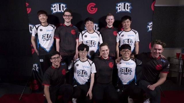 现他在拥挤 现他在拥挤